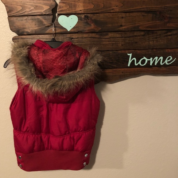 Red vest, with fur lined hood - Picture 2 of 2